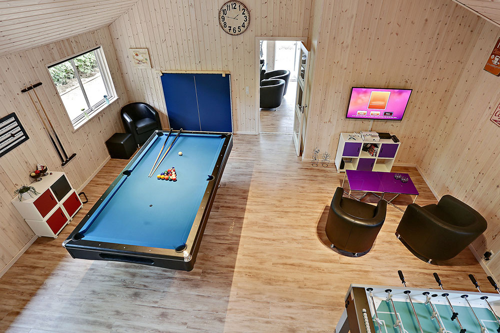 Neben den vielen schönen Stunden, die man im Poolbereich des Hauses verbringen kann, bietet das Luxusferienhaus 321 auch Spielevergnügen bei Billard/Tischtennis und Darts