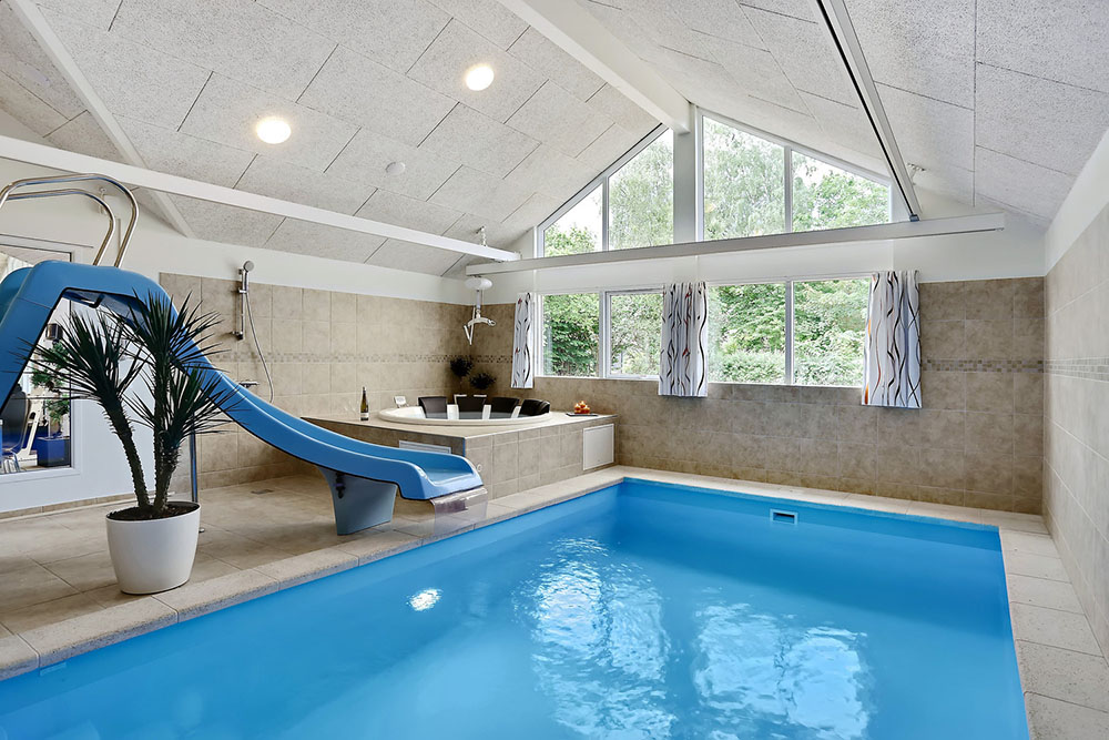 Das Ferienhaus 321 hat einen schicken Poolbereich mit Wasserrutsche, einem geräumigen, eingelassenen Whirlpool und einer Sauna.