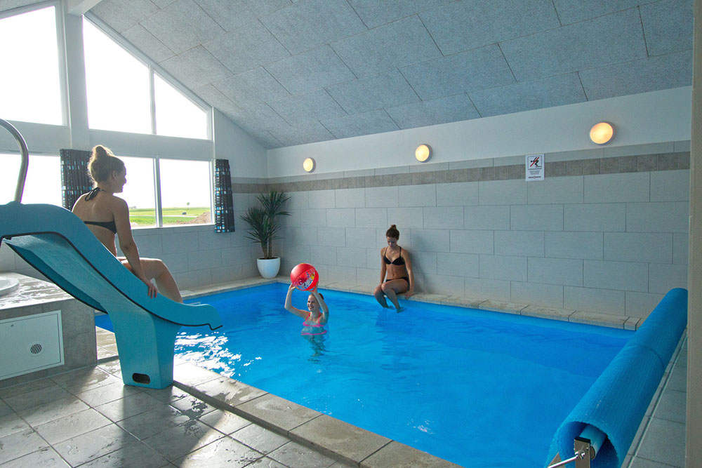 Das Ferienhaus 322 hat einen schicken Poolbereich mit Wasserrutsche, einem geräumigen, eingelassenen Whirlpool und einer Sauna.