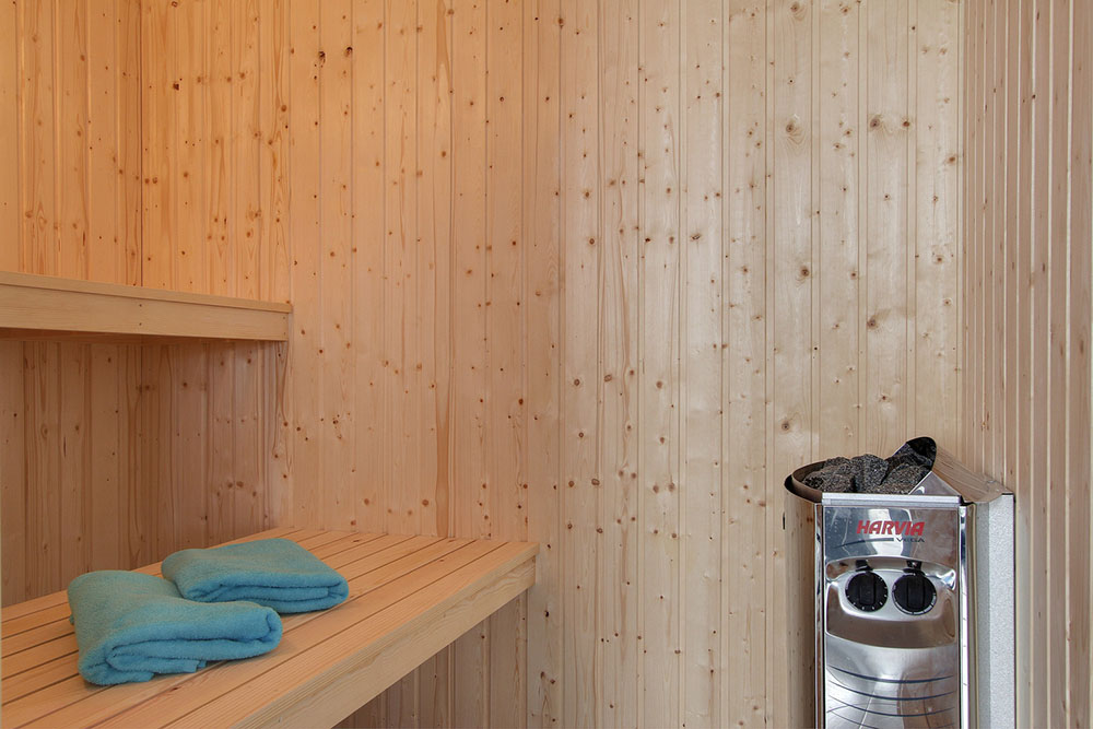 Genießen Sie die heiße Sauna im Luxusferienhaus Nr. 322 für 18 Personen