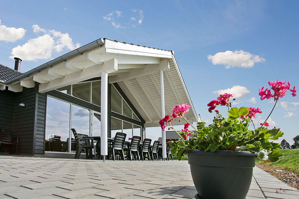 Genießen Sie einen Grillabend auf der Terrasse des Luxusferienhauses Nr. 322 in Fünen und seine Inseln