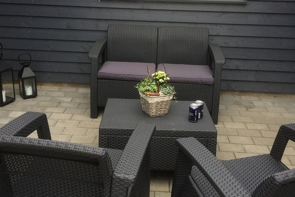 Auf der Terrasse des Ferienhauses Nr. 322 ist Platz für 18 Personen.