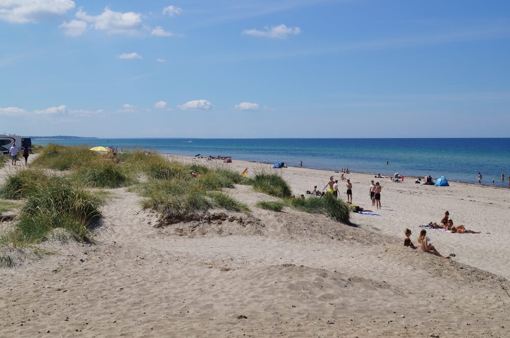 Der Strand in der Nähe von Luxusferienhaus Nr. 323 in Nordseeland lädt zum Spazierengehen ein.