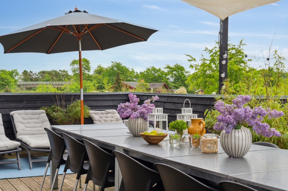 Genießen Sie einen Grillabend auf der Terrasse des Luxusferienhauses Nr. 323 in Nordseeland