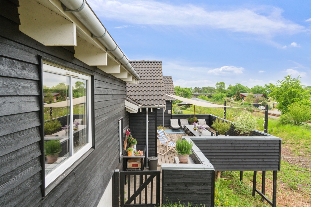 Große Terrasse am Luxusferienhaus Nr. 323 in Nordseeland.