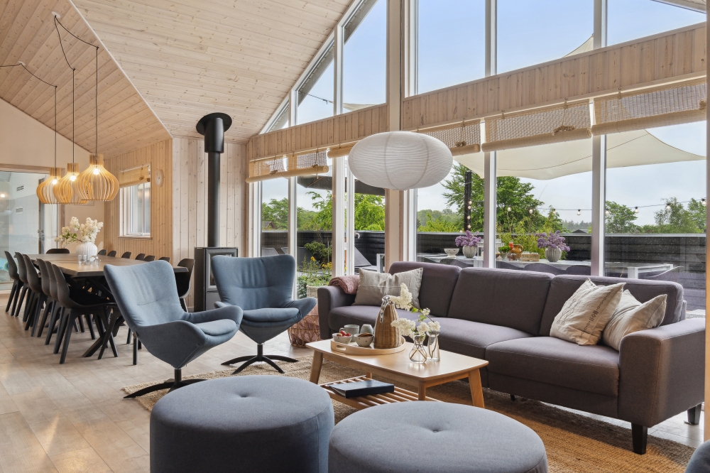Die Couch im Luxusferienhaus Nr. 323 in Nordseeland lädt zu Gesellschaftsspielen oder zu Kinoabenden ein.