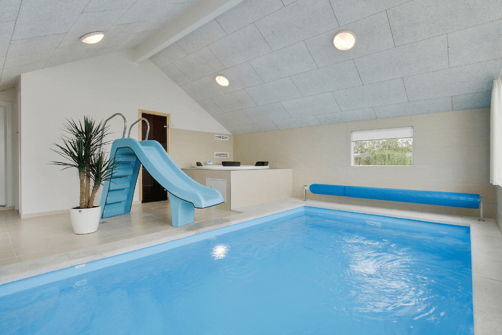 Das Ferienhaus 327 hat einen schicken Poolbereich mit Wasserrutsche, einem geräumigen, eingelassenen Whirlpool und einer Sauna.
