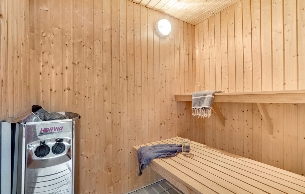 Genießen Sie die heiße Sauna im Luxusferienhaus Nr. 328 für 18 Personen