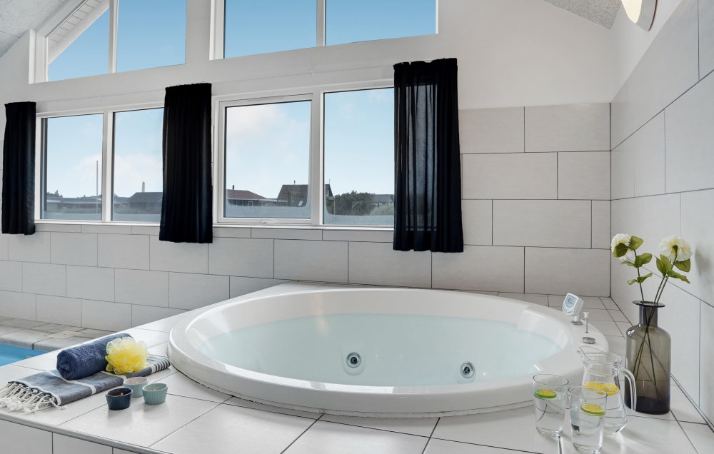 Genießen Sie den warmen Whirlpool im Luxusferienhaus Nr. 328 in Westjütland