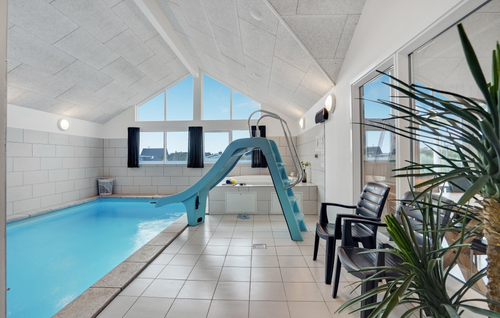 Das Ferienhaus 328 hat einen schicken Poolbereich mit Wasserrutsche, einem geräumigen, eingelassenen Whirlpool und einer Sauna.