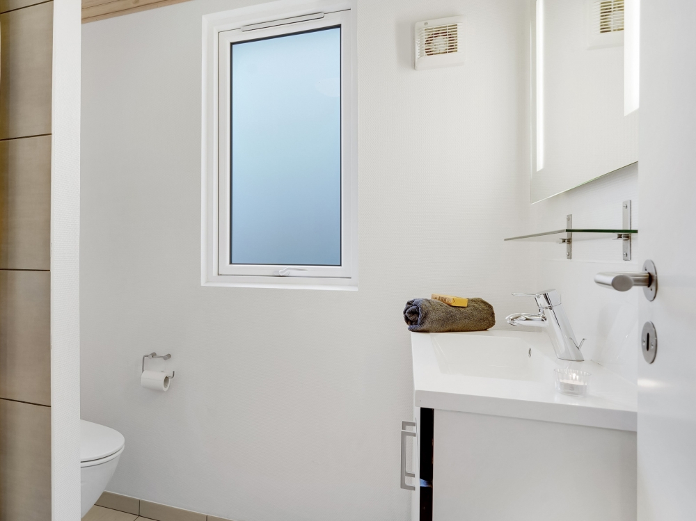 Eines der Badezimmer im Luxusferienhaus Nr. 328