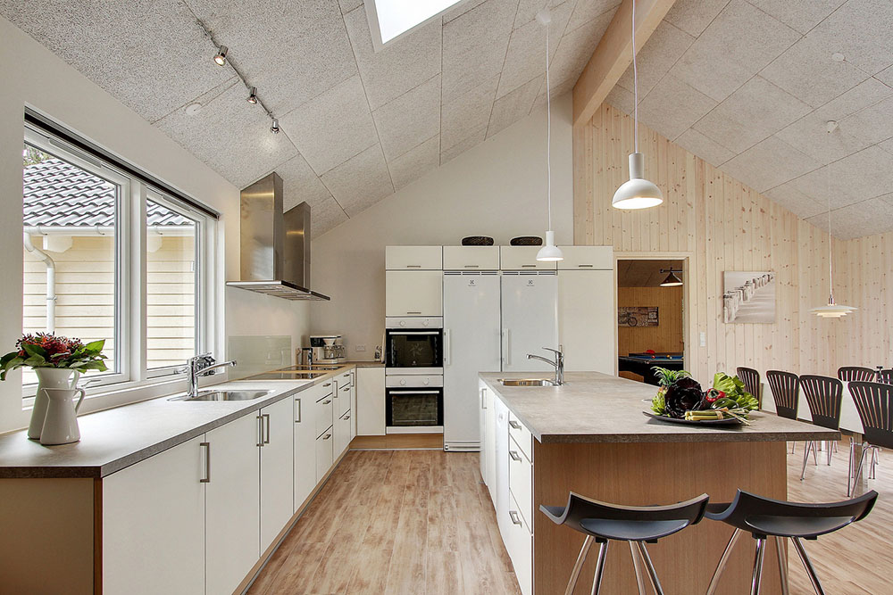 Die Küche in dem Luxusferienhaus Nr. 330 ist so gut ausgestattet, dass man problemlos Mahlzeiten für 24 Personen zubereiten kann.
