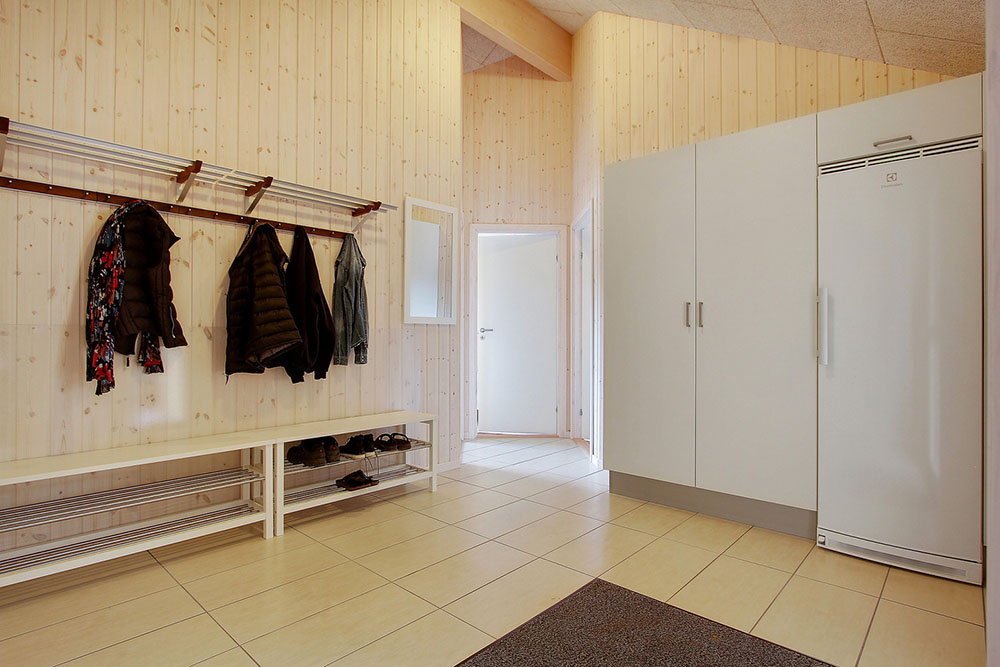 Der geräumige Eingangsbereich im Luxusferienhaus Nr. 330 in Ostjütland