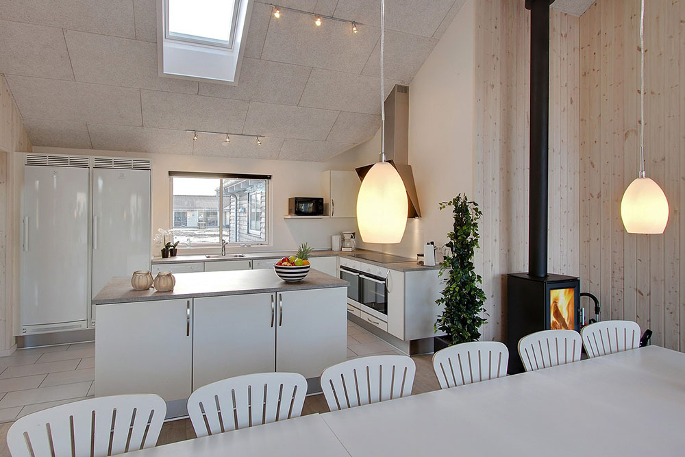 Der Aufenthaltsraum bietet Platz für 16 Personen, wenn ihr das Ferienhaus 334 in Ostjütland besucht.