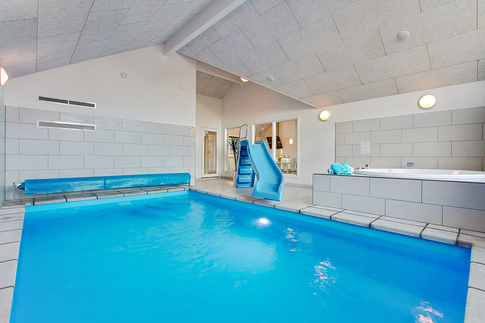 Das Ferienhaus 334 hat einen schicken Poolbereich mit Wasserrutsche, einem geräumigen, eingelassenen Whirlpool und einer Sauna.