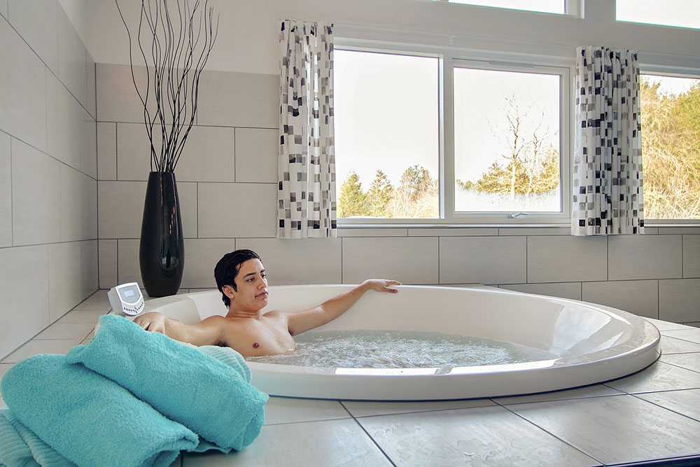 Genießen Sie den warmen Whirlpool im Luxusferienhaus Nr. 334 in Ostjütland