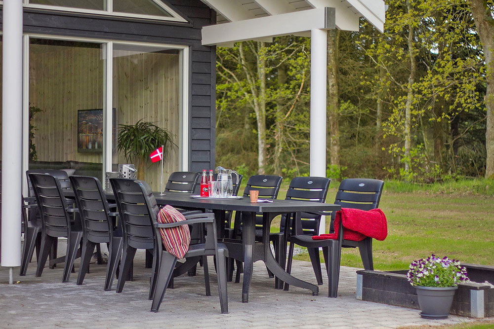Genießen Sie einen Grillabend auf der Terrasse des Luxusferienhauses Nr. 334 in Ostjütland