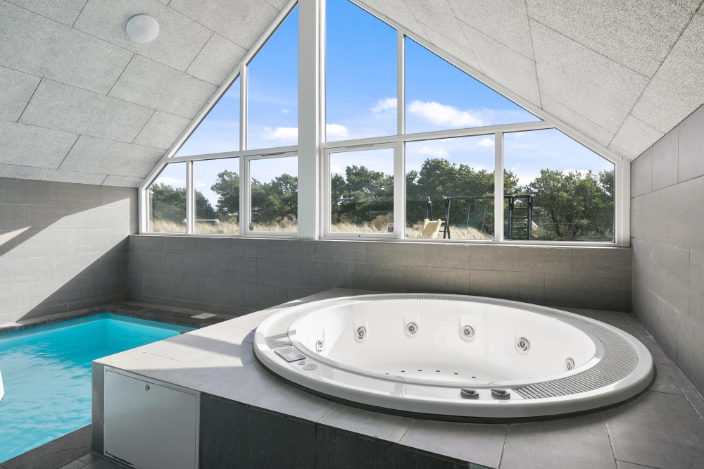 Genießen Sie den warmen Whirlpool im Luxusferienhaus Nr. 332 in Westjütland