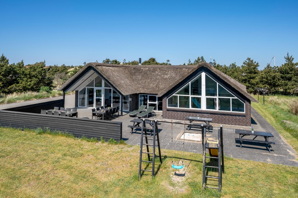 Dieses schöne Poolhaus Nr. 332 mit Platz für 20 Personen liegt in Westjütland