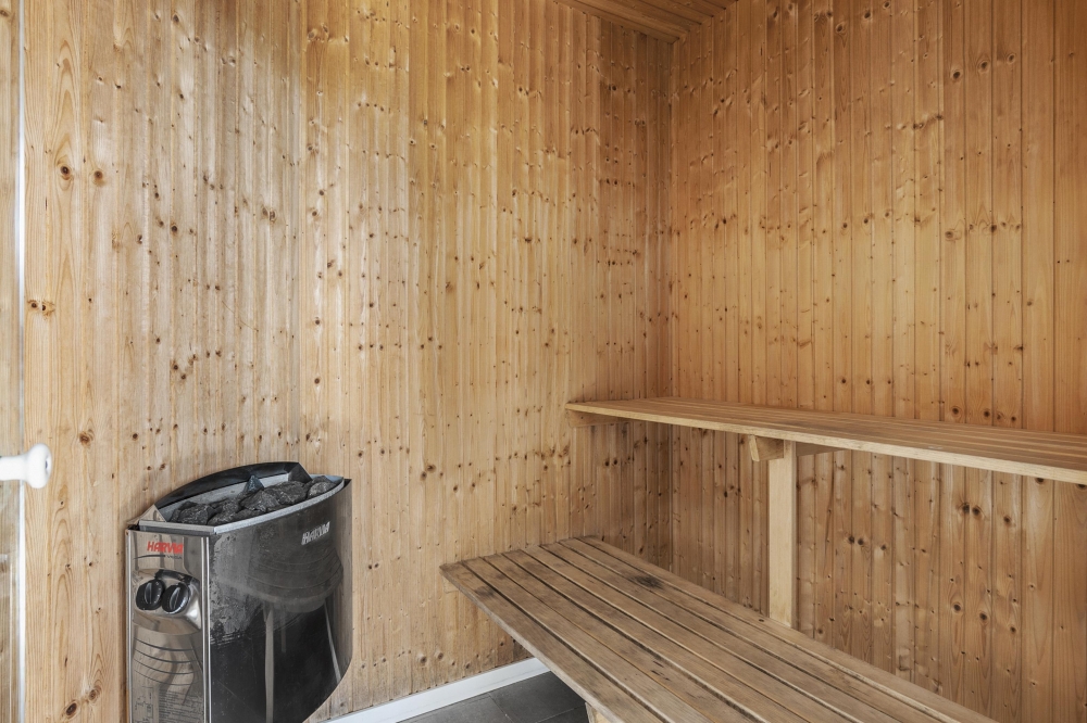 Genießen Sie die heiße Sauna im Luxusferienhaus Nr. 332 für 20 Personen