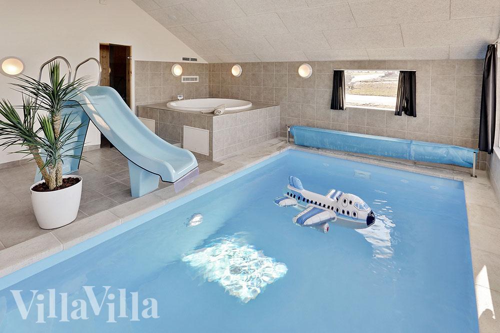 Das Ferienhaus 336 hat einen schicken Poolbereich mit Wasserrutsche, einem geräumigen, eingelassenen Whirlpool und einer Sauna.