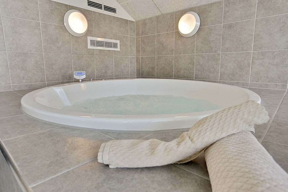 Genießen Sie den warmen Whirlpool im Luxusferienhaus Nr. 336 in Fünen und seine Inseln
