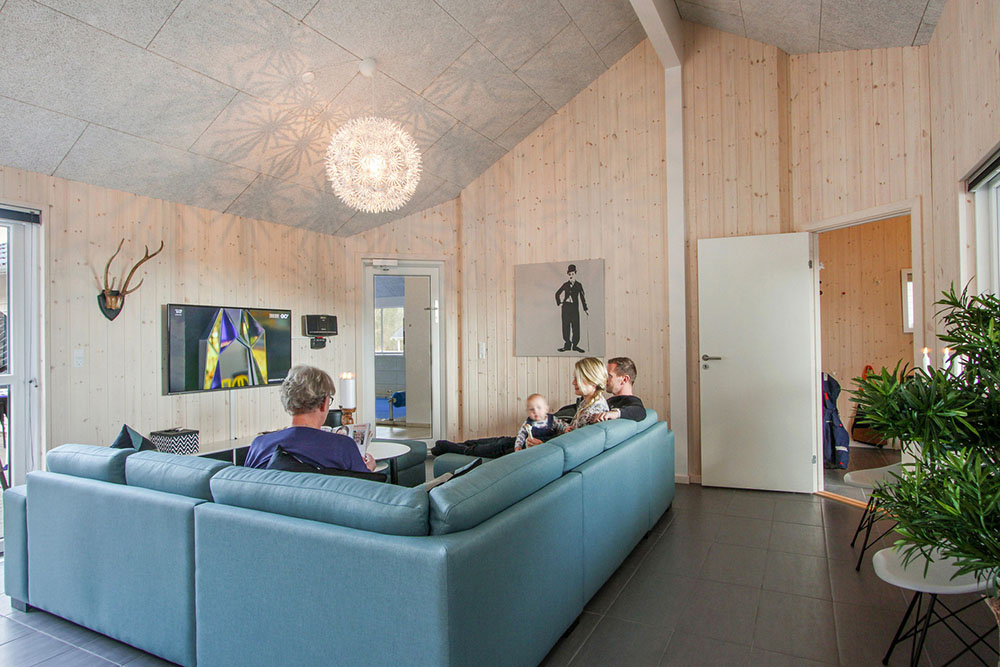 Der große, lichtdurchflutete Aufenthaltsraum im Luxusferienhaus Nr. 335 für 24.