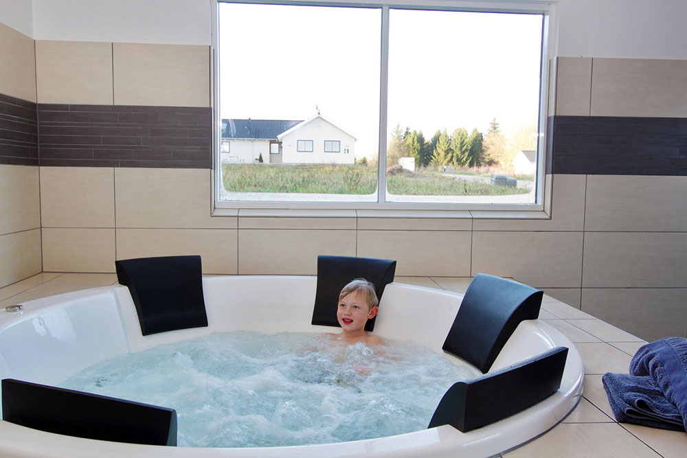Genießen Sie den warmen Whirlpool im Luxusferienhaus Nr. 335 in Ostjütland