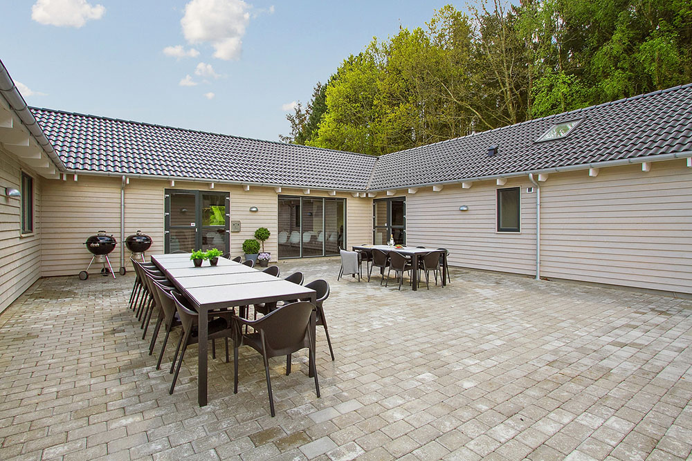 Genießen Sie einen Grillabend auf der Terrasse des Luxusferienhauses Nr. 335 in Ostjütland