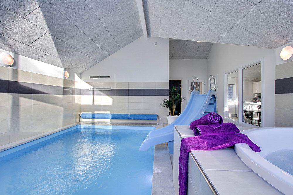 Das Ferienhaus 337 hat einen schicken Poolbereich mit Wasserrutsche, einem geräumigen, eingelassenen Whirlpool und einer Sauna.