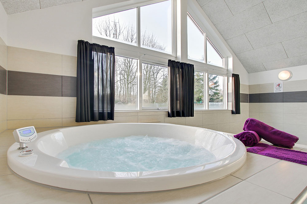 Genießen Sie den warmen Whirlpool im Luxusferienhaus Nr. 337 in Fünen und seine Inseln