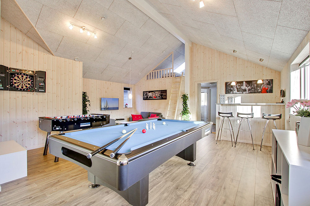 Das Luxusferienhaus 337 für 16 Personen hat einen großen Aktivitätsraum mit u. a. Billard und Darts