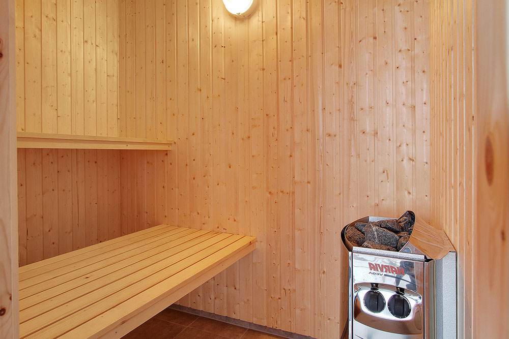 Genießen Sie die heiße Sauna im Luxusferienhaus Nr. 337 für 16 Personen