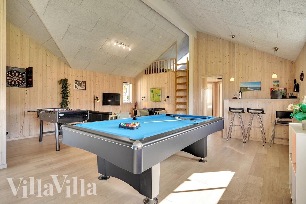 Neben den vielen schönen Stunden, die man im Poolbereich des Hauses verbringen kann, bietet das Luxusferienhaus 338 auch Spielevergnügen bei Billard/Tischtennis und Darts