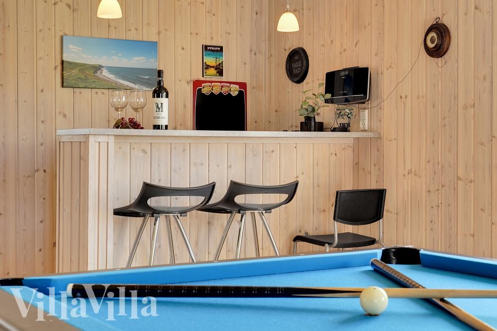 Das Luxusferienhaus 338 für 16 Personen hat einen großen Aktivitätsraum mit u. a. Billard und Darts