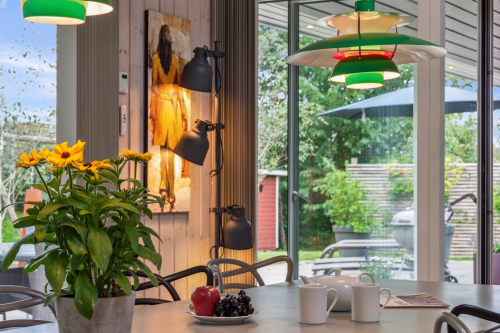 Der große, lichtdurchflutete Aufenthaltsraum im Luxusferienhaus Nr. 339 für 16.