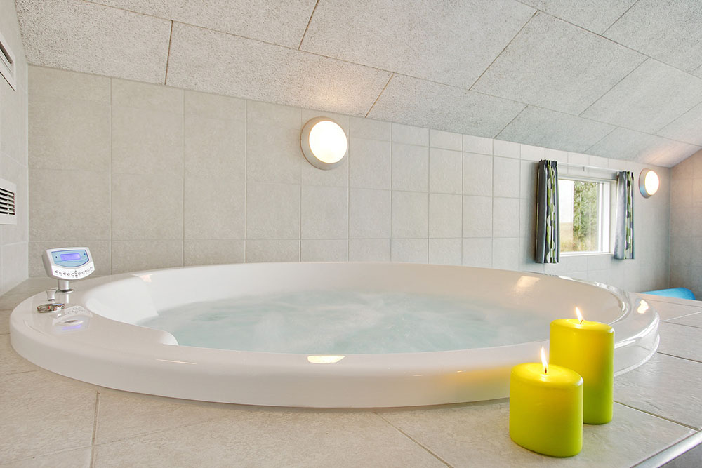 Genießen Sie den warmen Whirlpool im Luxusferienhaus Nr. 341 in Fünen und seine Inseln
