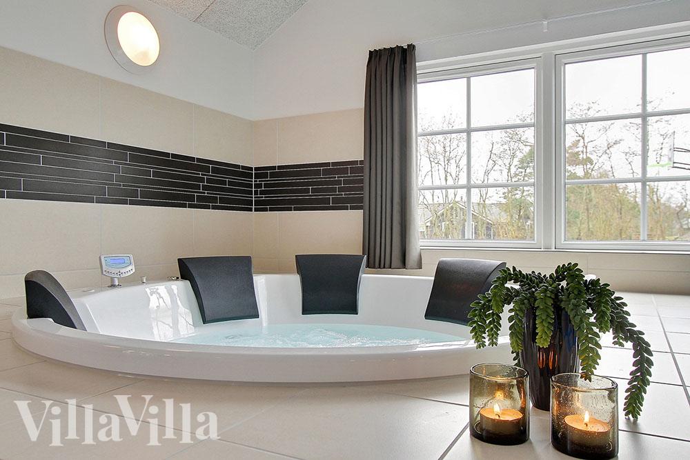 Genießen Sie den warmen Whirlpool im Luxusferienhaus Nr. 342 in Westjütland