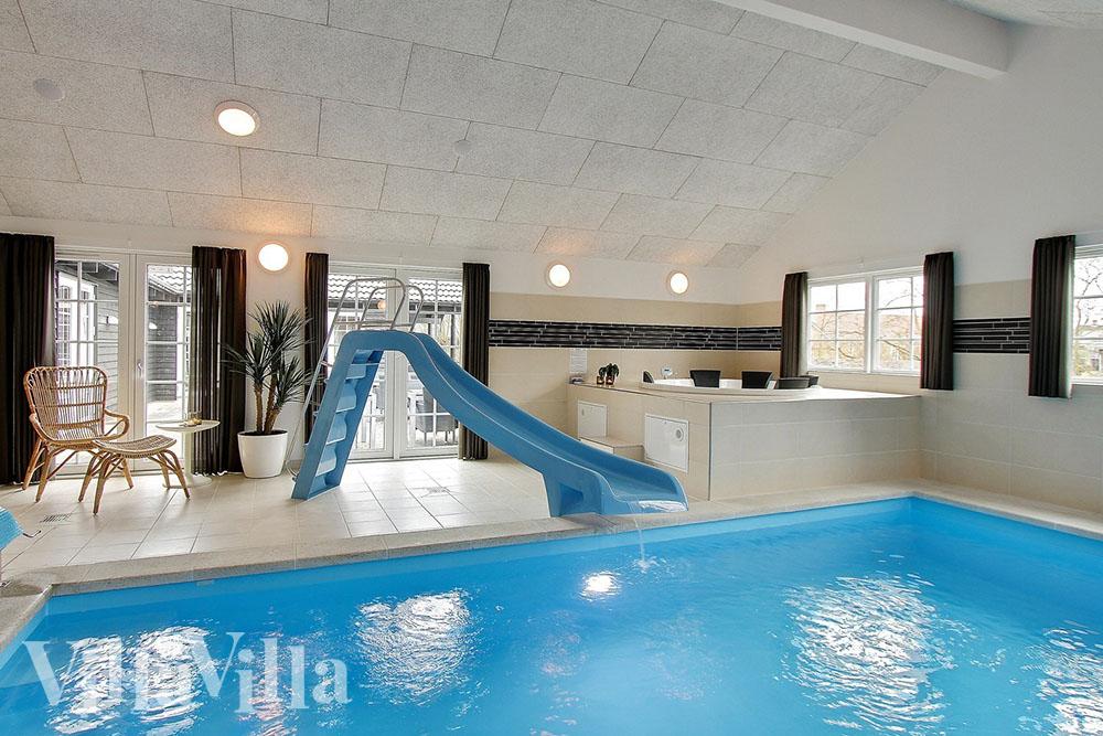Das Ferienhaus 342 hat einen schicken Poolbereich mit Wasserrutsche, einem geräumigen, eingelassenen Whirlpool und einer Sauna.