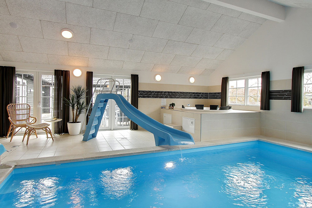 Das Ferienhaus 342 hat einen schicken Poolbereich mit Wasserrutsche, einem geräumigen, eingelassenen Whirlpool und einer Sauna.