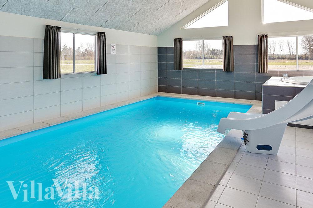 Das Ferienhaus 343 hat einen schicken Poolbereich mit Wasserrutsche, einem geräumigen, eingelassenen Whirlpool und einer Sauna.