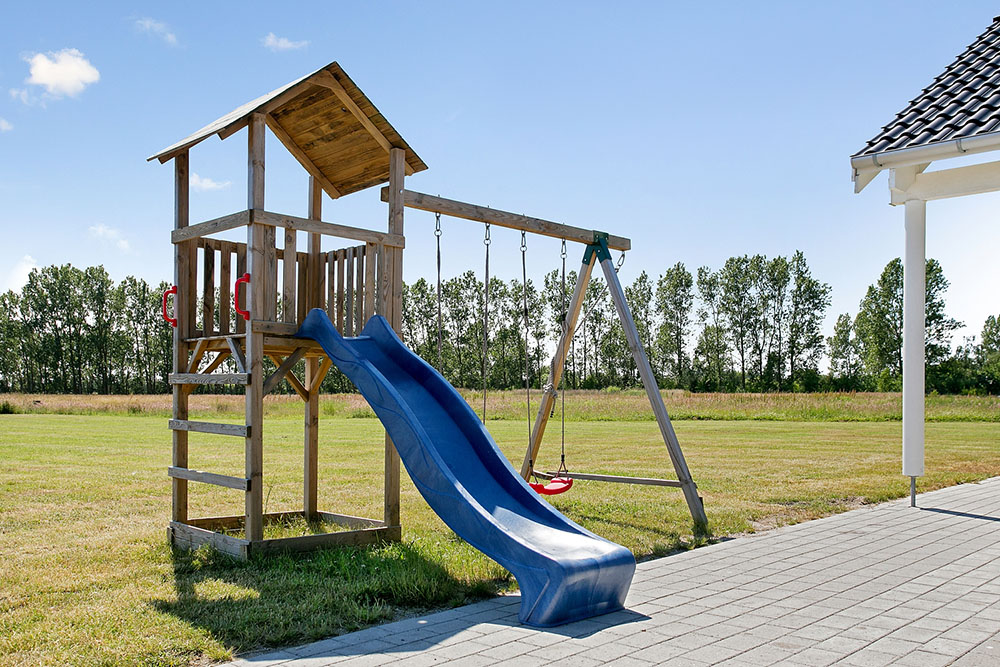Zu dem attraktiven Ferienhaus Nr. 343 in Lolland/Falster/Mön gehört auch ein tolles Angebot im Außenbereich, z. B. Spieleturm und Schaukeln
