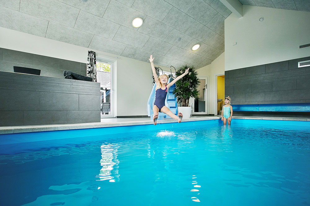 Das Ferienhaus 346 hat einen schicken Poolbereich mit Wasserrutsche, einem geräumigen, eingelassenen Whirlpool und einer Sauna.