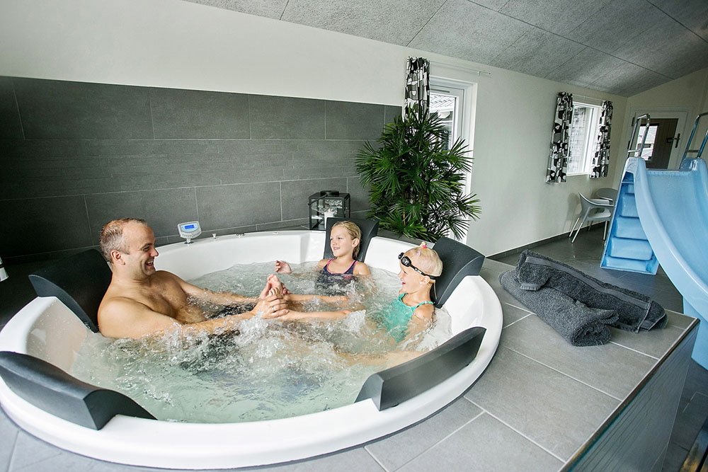 Genießen Sie den warmen Whirlpool im Luxusferienhaus Nr. 346 in Nordseeland
