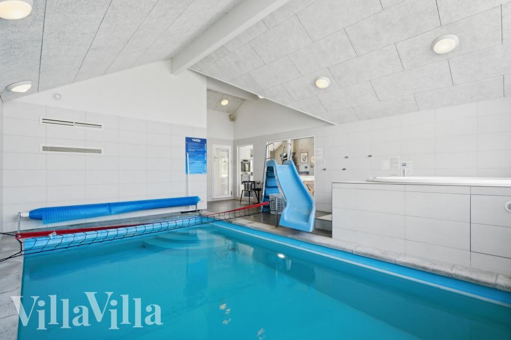 Das Ferienhaus 348 hat einen schicken Poolbereich mit Wasserrutsche, einem geräumigen, eingelassenen Whirlpool und einer Sauna.