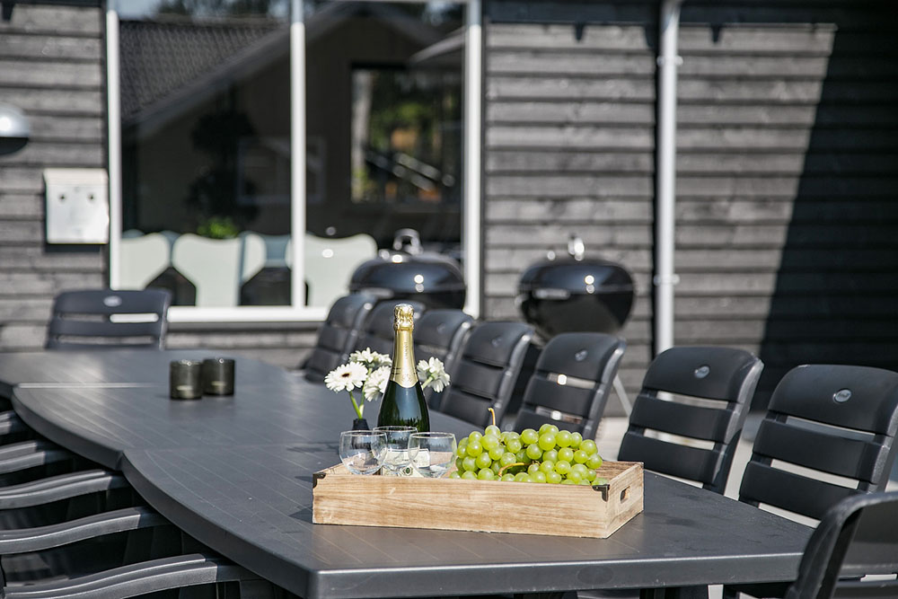 Große Terrasse am Luxusferienhaus Nr. 351 in Nordseeland.