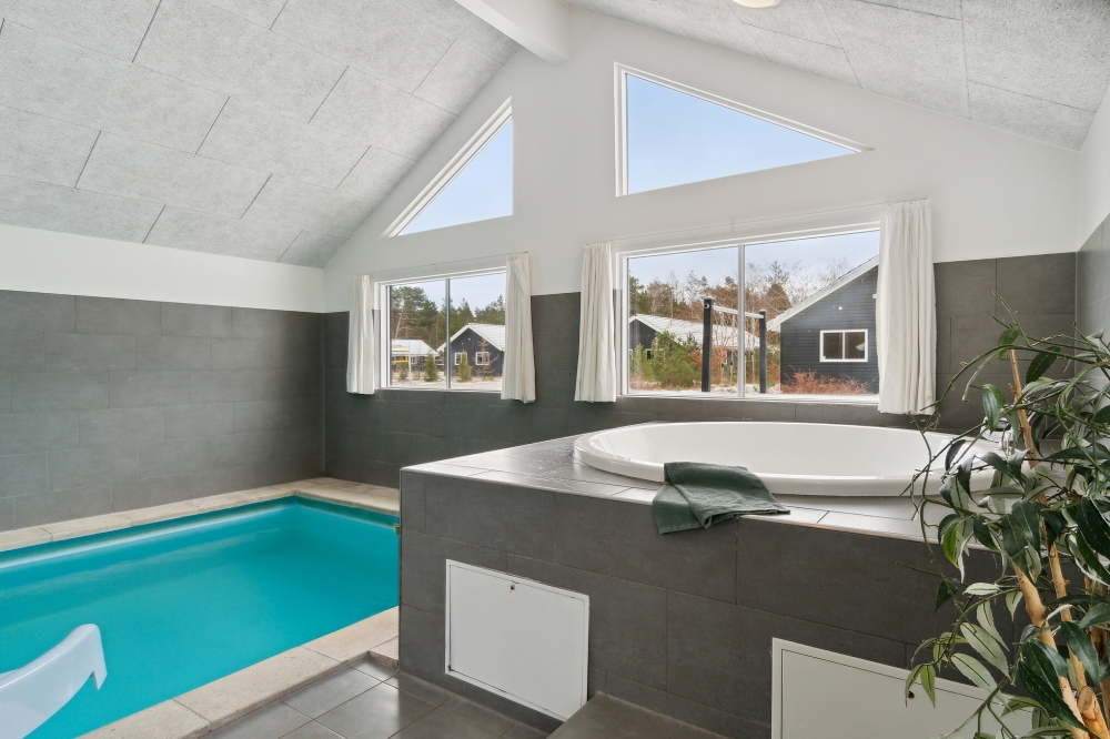 Genießen Sie den warmen Whirlpool im Luxusferienhaus Nr. 351 in Nordseeland