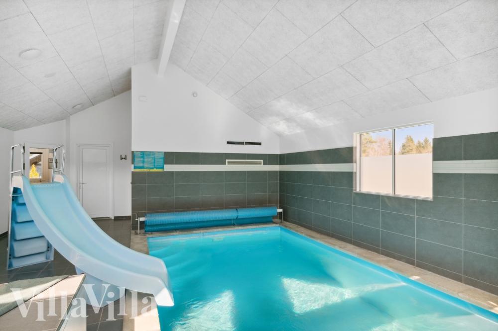 Das Ferienhaus 350 hat einen schicken Poolbereich mit Wasserrutsche, einem geräumigen, eingelassenen Whirlpool und einer Sauna.