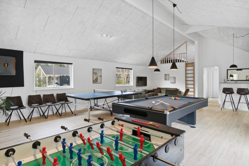 Neben den vielen schönen Stunden, die man im Poolbereich des Hauses verbringen kann, bietet das Luxusferienhaus 350 auch Spielevergnügen bei Billard/Tischtennis und Darts