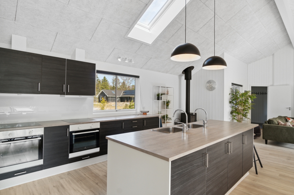 Die Küche in dem Luxusferienhaus Nr. 350 ist so gut ausgestattet, dass man problemlos Mahlzeiten für 24 Personen zubereiten kann.